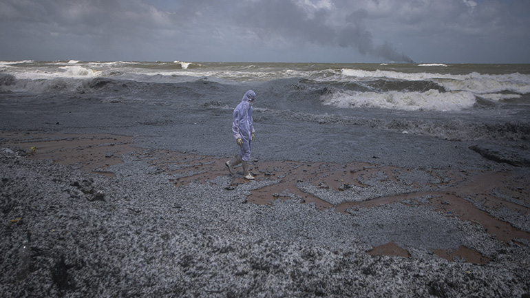 Οι παραλίες της Σρι Λάνκα απειλούνται από τόνους πλαστικού μετά τη φωτιά σε πλοίο